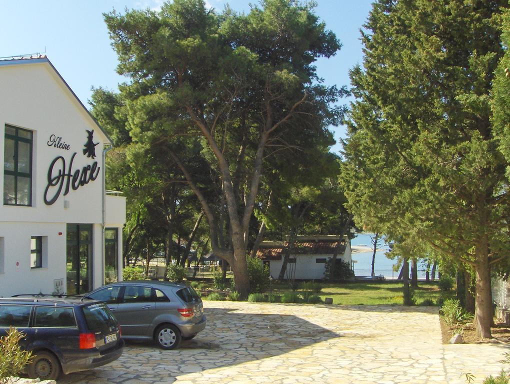Kleine Hexe B&B Pension Pirovac Exterior photo
